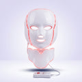 Mascarilla LED Dermiq con pieza de cuello y mando, encendida en luz roja